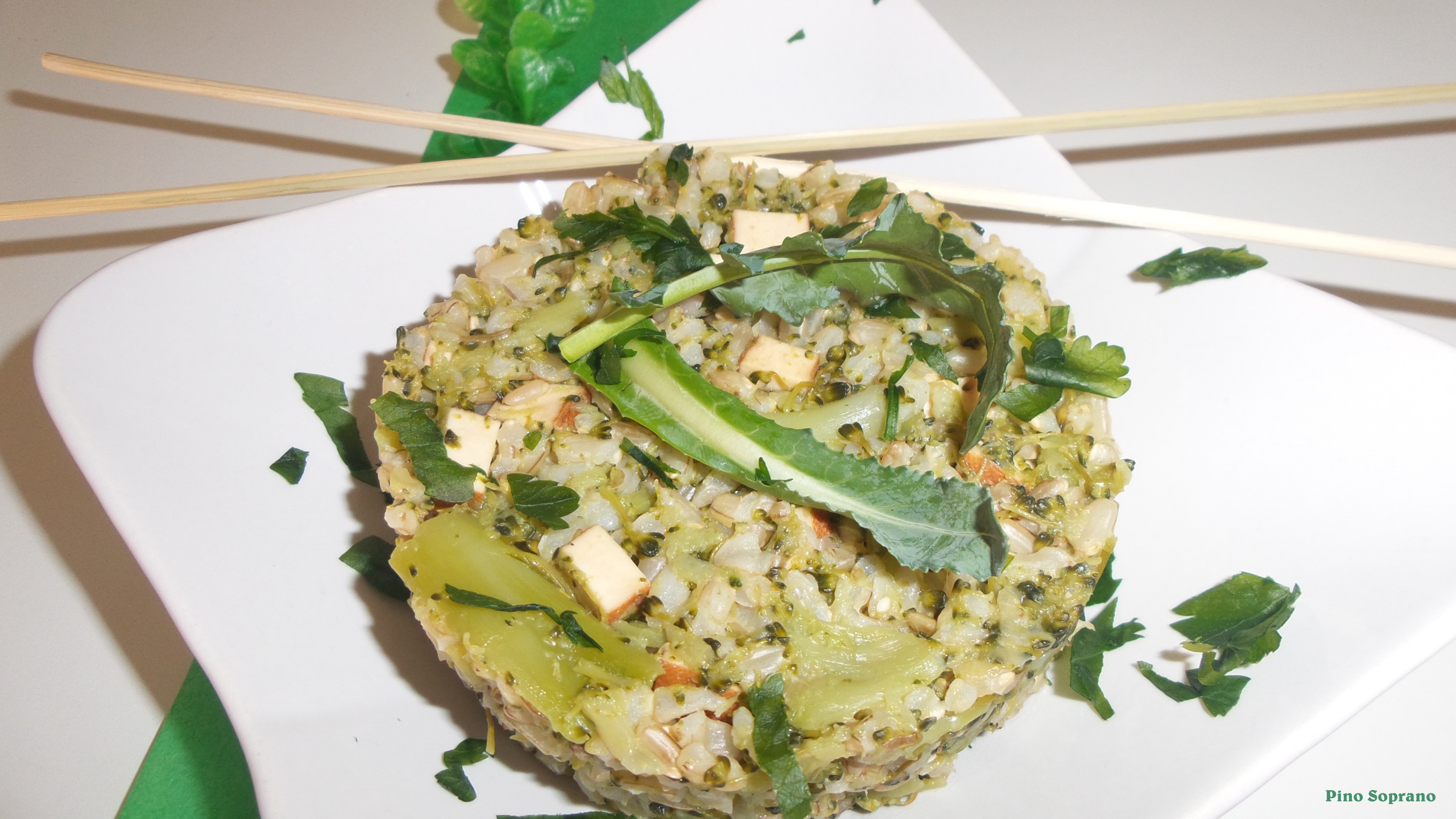 Tortino di riso con broccoli tofu affumicato porro e prezzemolo